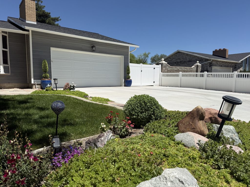 Vinyl privacy fence and gate installed in Riverton, Utah